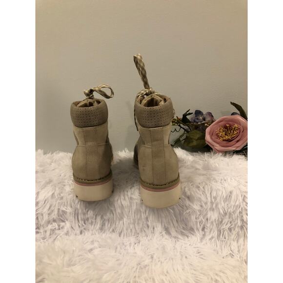 Crown Vintage Women’s Lace-up Boots 6M Faux Suede Upper Metal D Ring Lug Sole - Picture 4 of 10